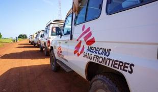 Cinq véhicules MSF transportent des fournitures et des équipes MSF