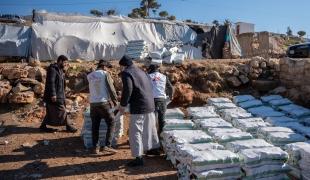 Une équipe de MSF distribue du matériel de chauffage aux personnes déplacées dans les camps du gouvernorat d'Idlib