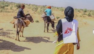 Une agente de promotion de la santé MSF partage des informations essentielles sur la prévention de la rougeole et l'importance de la vaccination avec les membres de la communauté dans la région d'El Geneina.