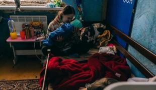 Kateryna et son fils Damir dans un refuge de Dnipro