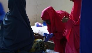 Une sage-femme effectue une prise de sang sur une femme enceinte recevant des soins d'urgence au service de maternité de l'hôpital régional de Bay, soutenu par MSF, à Baidoa, en Somalie. 
