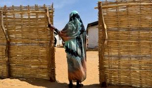 Aisha*, 35 ans, a été déplacée à plusieurs reprises en raison du conflit au Darfour du Nord. En 2025,  alors qu’elle fuyait vers El Fasher avec ses enfants, elle a été victime de violences sexuelles et a découvert par la suite qu’elle était enceinte.