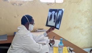 Le Dr Ahmed Hassan examine une radiographie lors d'une consultation à l'hôpital antituberculeux de Galkayo, dans la région de Mudug, en Somalie.