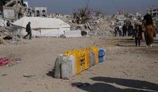 Des Palestiniens attendent l'arrivée du camion-citerne à Jabalya, au nord de la bande de Gaza.