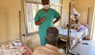 Un médecin soigne un patient au Tchad