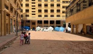 Une famille dans un bâtiment vide au Liban après que les populations aient fui les bombardements