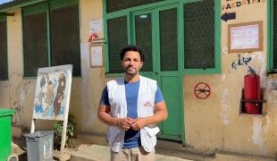 Le Dr Javid Abdelmoneim, président international de MSF, se tient devant le service de pédiatrie de l'hôpital universitaire de Zalingei, dans l'État du Darfour central, au Soudan.