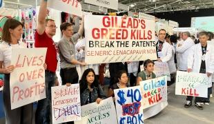 Médecins Sans Frontières (MSF) a manifesté lors de la Conférence internationale sur le sida pour réclamer une baisse des prix du Lénacapavir.