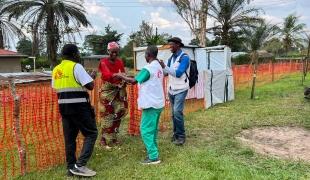 La population accueille les premiers patients guéris de la maladie à virus Ebola au centre de traitement de Bulape. 