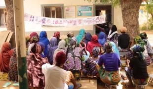 Un responsable de la santé mentale de MSF anime une séance de groupe avec des patientes atteintes de fistule obstétricale à l'hôpital général de Jahun, à Jahun, dans l'État de Jigawa, au Nigeria.