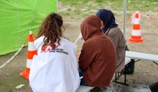 Procédure d'inscription des femmes à la clinique mobile de MSF dans le Dunkerquois.