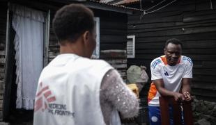 Trésor Tchomba Musikila, 30 ans, photographié après sa sortie du centre de traitement d'Ebola (ETC) de Munigi.