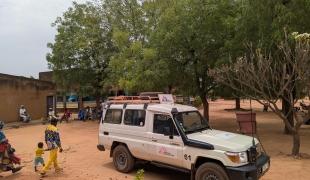 Au Mali, les équipes de Médecins Sans Frontières (MSF) renforcent leur présence près des zones frontalières, notamment aux confins avec la Mauritanie (à l’ouest et au sud-ouest) et le Burkina Faso (au sud-est), pour répondre aux besoins médicaux croissants des populations isolées par l’insécurité.
