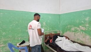 Une équipe médicale de MSF s'entretient avec une patiente à son chevet dans le service de maternité de l'hôpital général d'Alamata, dans le nord de l'Éthiopie.