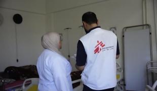 Un membre du personnel de MSF et une infirmière lors d'une tournée dans le service de maternité soutenu par MSF à l'hôpital national de Nawa, à Daraa, au sud de la Syrie