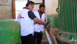  Des membres de MSF examinent les dégâts causés par les inondations sur une station d’eau à Raqqa.