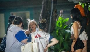 Le personnel de MSF sensibilise des travailleuses du sexe dans les rues de San Pedro Sula.