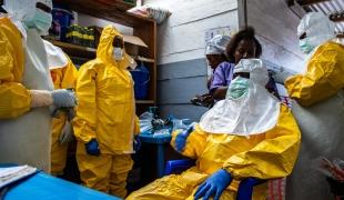 Deux membres du personnel de santé l'ONG MSF qui luttent contre Ebola en RDC