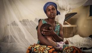 Ange, 30 ans, tient dans ses bras son fils, qui souffre de malnutrition aiguë, au centre de santé de Kachembe, à Katoyi, dans le Nord-Kivu.