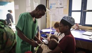 Un médecin de MSF dépiste la malnutrition aiguë chez un enfant au centre de santé de Kachembe, au Nord-Kivu.