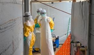 Des membres des équipes MSF et du ministère de la santé dans la zone rouge du centre de traitement d’Ebola de Kitatumba où ils vont décontaminer une chambre après le décès d’un patient souffrant d’Ebola. 
