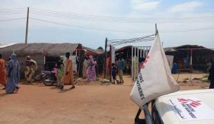 Devant une clinique mobile de l'ONG MSF à  Ad-Damazin, au Soudan