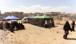 Des familles déplacées, composées principalement de femmes et d'enfants, attendent pour être examinées et soignées à la clinique mobile MSF, à proximité d'Aden 