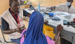 Les équipes MSF en consultation avec des personnes déplacées à Macina, dans le centre du Mali.