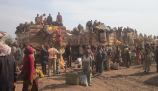 A Sido au Tchad des réfugiés centrafricains arrivent entassés dans des camions