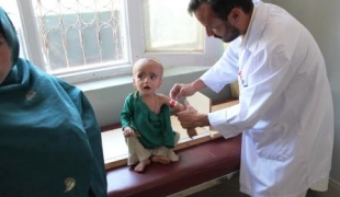 Hôpital de Sadda consultation médicale pour un enfant malnutri juin 2012