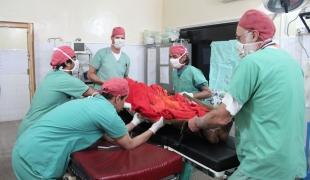 Pakistan : prise en charge d'un patient aux urgences MSF de l'hôpital d'Hangu