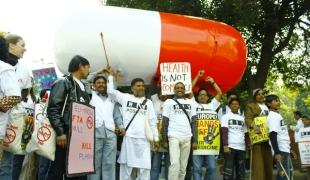 Près de 2 000 personnes vivant avec le VIH MSF et d'autres organisations de la société civile se sont rassemblées dans les rues de New Delhi pour protester contre l'Accord commercial Inde Europe.