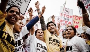 Des milliers de manifestants sont descendus dans les rues de Delhi en Inde le 2 mars 2011 pour protester contre l'Accord de libre échange prévu entre l'Inde et l'Union Européenne qui va limiter l'accès à des médicaments essentiels.