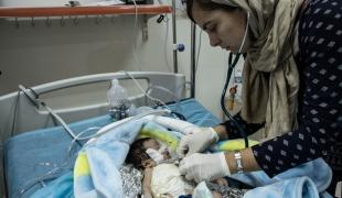 Un nouveau né dans l'unité de soins intensifs de l'hôpital Al Khansaa à Mossoul en octobre 2017.