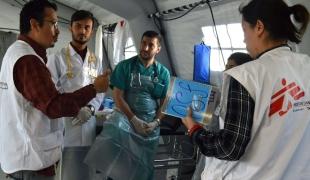 L'équipe MSF se prépare dans l'unité chirurgicale du nouvel hôpital de campagne mis en place au nord de Mossoul.