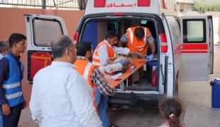 Une petite fille blessée à la jambe par une explosion près d'une ligne de front est référée vers un autre hôpital après avoir été stabilisée par MSF à Mossoul Ouest. @Jacob Kuehn/MSF