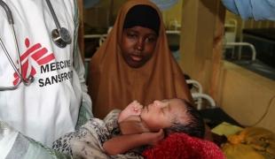 Une maman et son nouveau né à l'hôpital MSF de Dagahaley dans le camp de réfugiés de Dadaab au Kenya en décembre 2013.