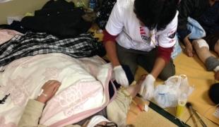 Un infirmier MSF prodigue des soins à un patient dans un refuge de la région de Minamiaso.