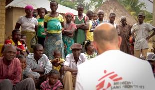 Campagne de sensibilisation au virus Ebola dans un village en Guinée