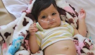 Le petit Mostafa âgé de 7 mois est pris en chargé à l'hôpital MSF du camp de Zaatari.