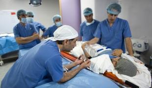 L'équipe chirugicale MSF de l'hôpital de Ramtha se prépare à opérer un patient. Novembre 2013