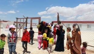 Des familles viennent consulter à l'hôpital MSF du camp de Zaatari.