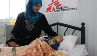 Le petit Younes âgé de 5 mois est pris en chargé à l'hôpital MSF du camp de Zaatari.
