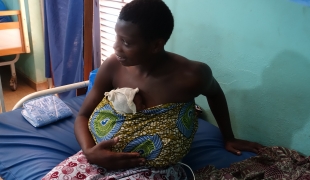 Kpaktitcho maman de jumeaux à la maternité de Katiola en Côte d'Ivoire