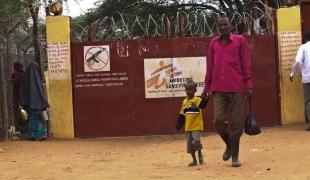 Un père et son fils réfugiés somaliens devant l'hôpital MSF du camp de Dagahaley à Dadaab au Kenya  décembre 2013.