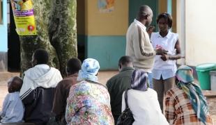 Des patients attendent leur rendez vous au centre de Ndhiwa au Kenya.