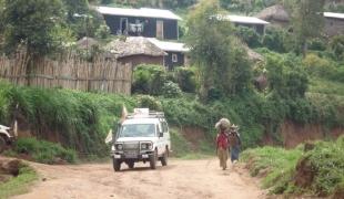 Ce mercredi matin deux Médecins Sans Frontières  Cédric infirmier   et Marius logisticien   ont été enlevés près de Nyanzale dans le Nord Kivu alors qu’ils se déplaçaient en voiture. Ils ont été relâchés sains et saufs quelques heures apr