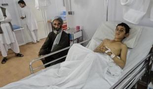 Un patient traité par MSF pour une blessure par balle dans l'hôpital de Kunduz en Afghanistan en octobre 2011.