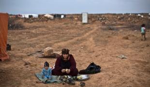Des réfugiés syriens coincés dans le « berm » entre la Syrie et la Jordanie.
