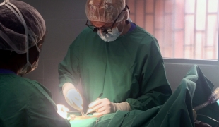 Une opération chirurgicale au Bardnesville Junction Hospital dans la périphérie Monrovia au Liberia en janvier 2018.